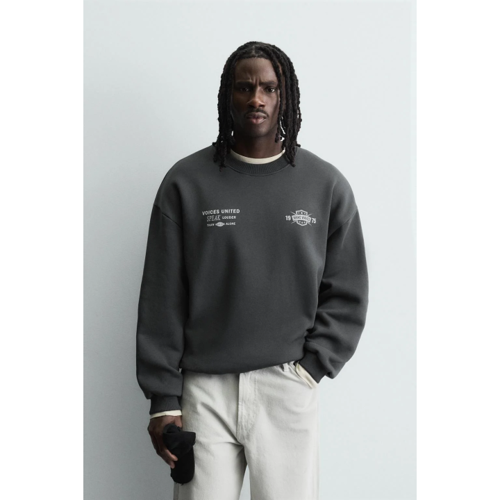 Свитшот с контрастным принтом