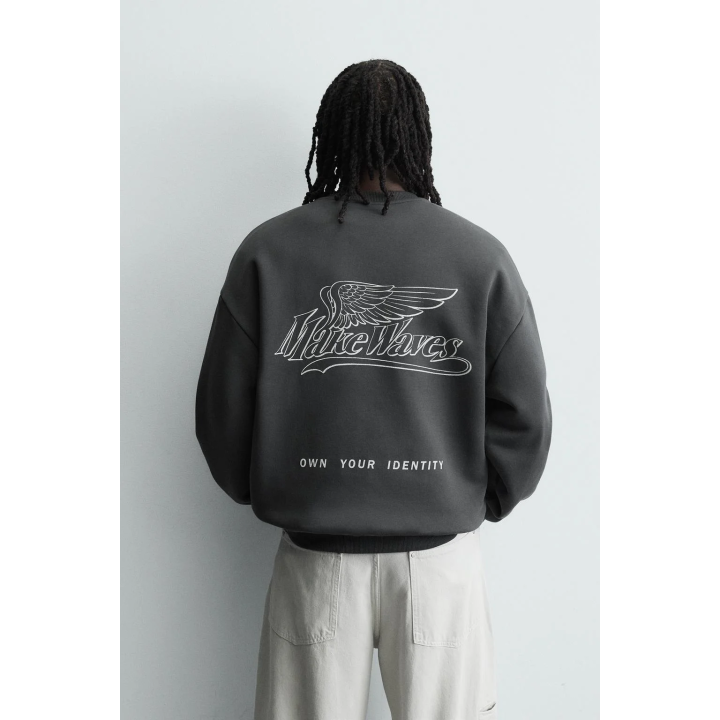 Свитшот с контрастным принтом