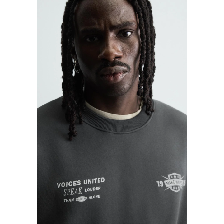 Свитшот с контрастным принтом