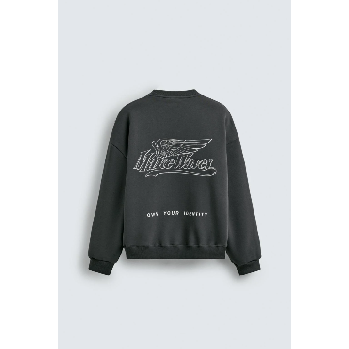 Свитшот с контрастным принтом