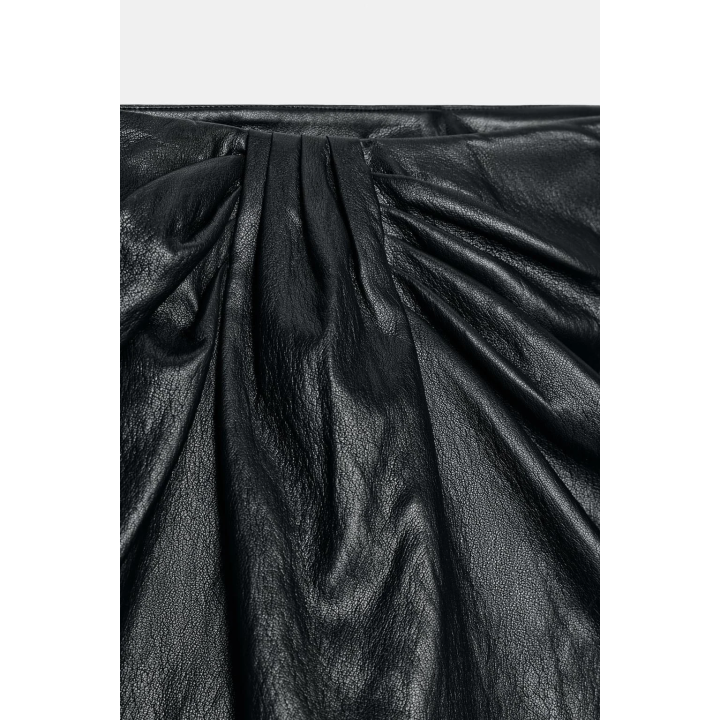 ЮБКА-ШОРТЫ ИЗ ИСКУССТВЕННОЙ КОЖИ СО СКЛАДКАМИ