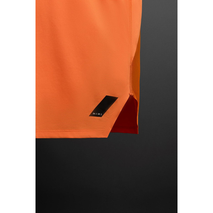 МАЙКА-БОРЦОВКА ИЗ ВЫСОКОТЕХНОЛОГИЧНОЙ ТКАНИ В СТИЛЕ КОЛОР-БЛОК