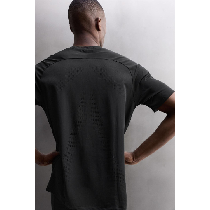 Тренировочная футболка с перфорацией