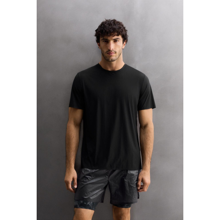 Легкая спортивная футболка из технической ткани