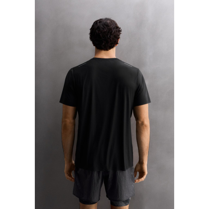 Легкая спортивная футболка из технической ткани