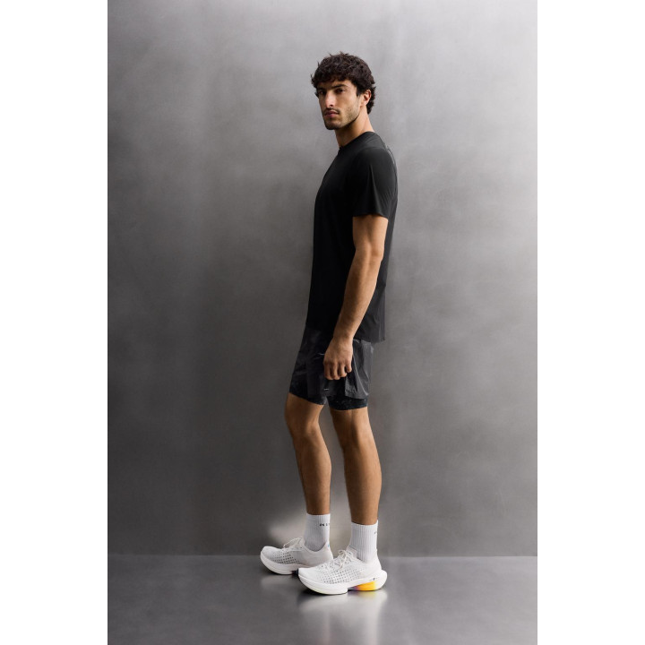 Легкая спортивная футболка из технической ткани