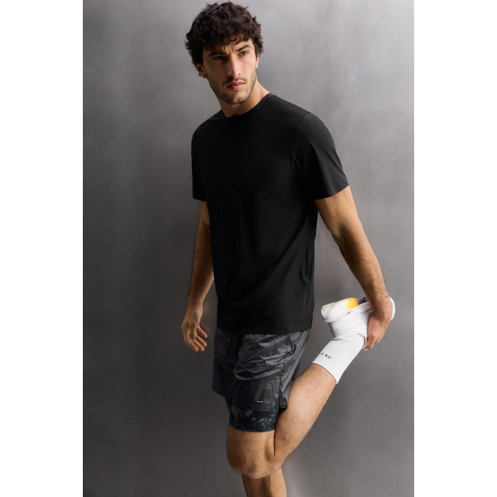 Легкая спортивная футболка из технической ткани