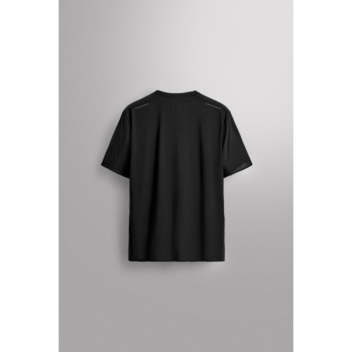 Легкая спортивная футболка из технической ткани