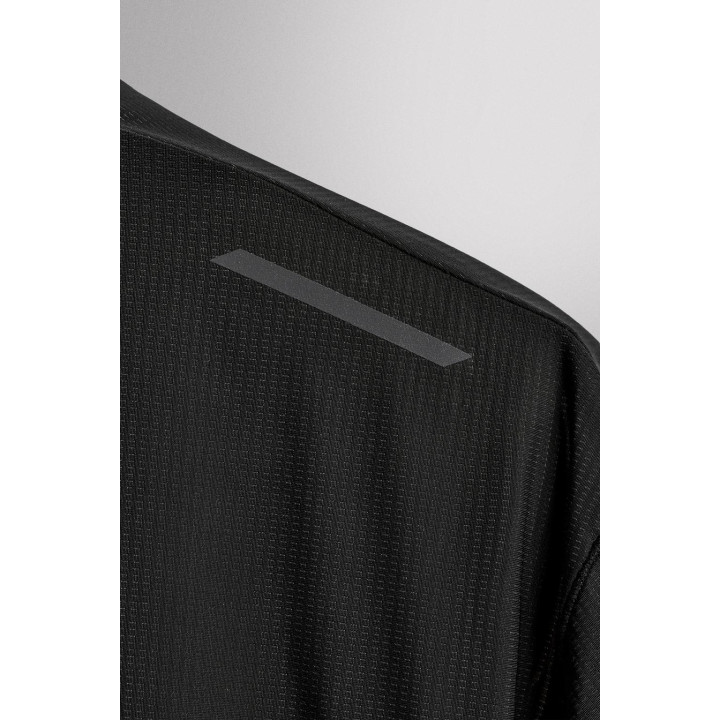 Легкая спортивная футболка из технической ткани