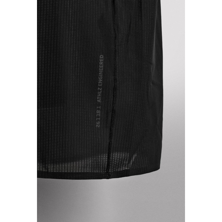 Легкая спортивная футболка из технической ткани