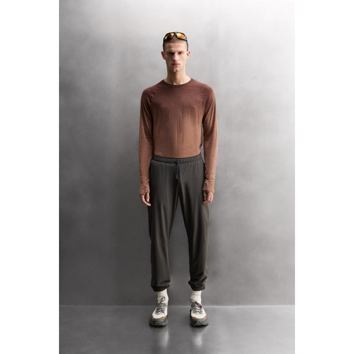 БЕСШОВНАЯ СПОРТИВНАЯ ФУТБОЛКА С КОНТРАСТНЫМИ ДЕТАЛЯМИ