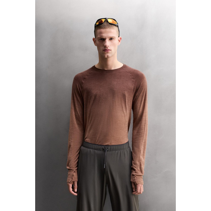 БЕСШОВНАЯ СПОРТИВНАЯ ФУТБОЛКА С КОНТРАСТНЫМИ ДЕТАЛЯМИ