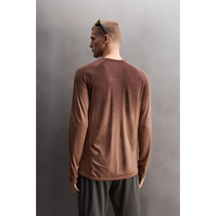 БЕСШОВНАЯ СПОРТИВНАЯ ФУТБОЛКА С КОНТРАСТНЫМИ ДЕТАЛЯМИ