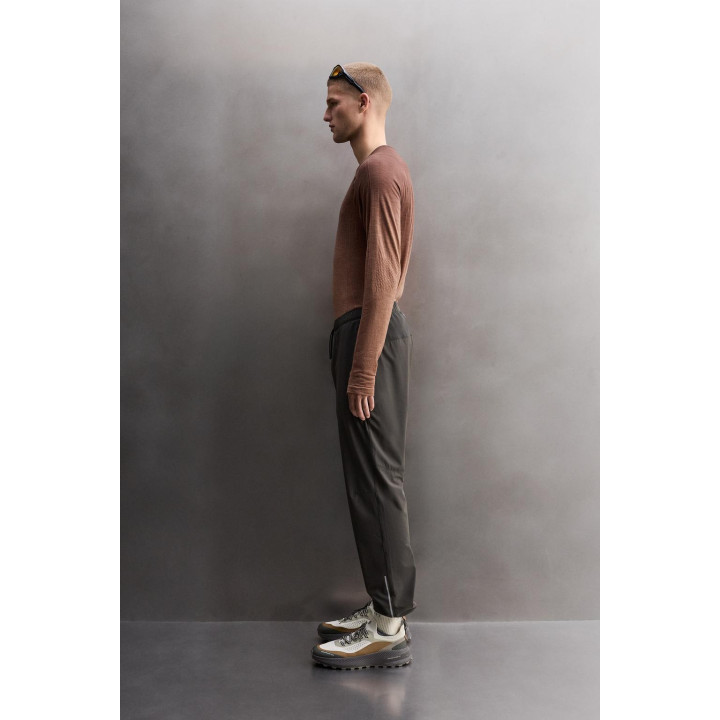 БЕСШОВНАЯ СПОРТИВНАЯ ФУТБОЛКА С КОНТРАСТНЫМИ ДЕТАЛЯМИ