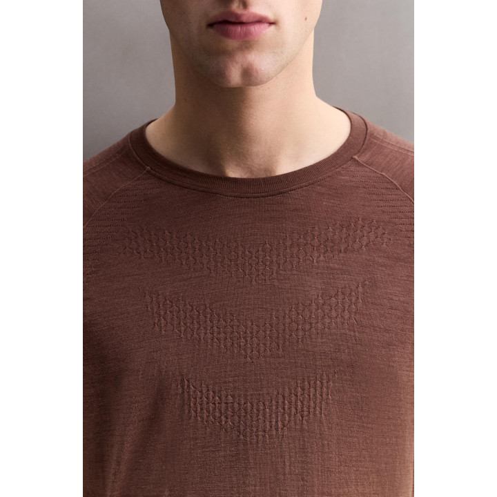 БЕСШОВНАЯ СПОРТИВНАЯ ФУТБОЛКА С КОНТРАСТНЫМИ ДЕТАЛЯМИ