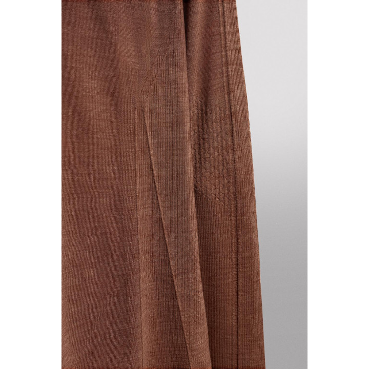 БЕСШОВНАЯ СПОРТИВНАЯ ФУТБОЛКА С КОНТРАСТНЫМИ ДЕТАЛЯМИ