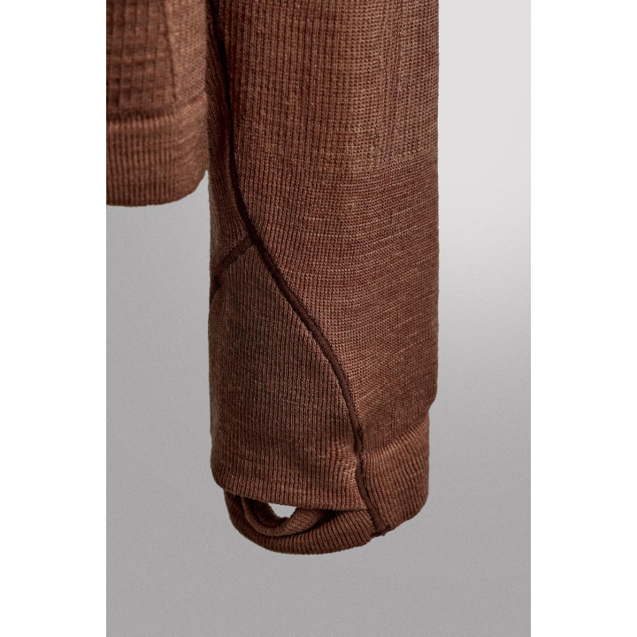 БЕСШОВНАЯ СПОРТИВНАЯ ФУТБОЛКА С КОНТРАСТНЫМИ ДЕТАЛЯМИ