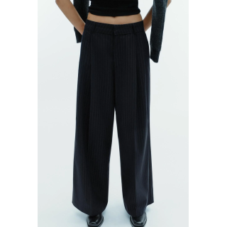 БРЮКИ В ТОНКУЮ ПОЛОСКУ С ЗАЩИПАМИ И КЛАПАНАМИ