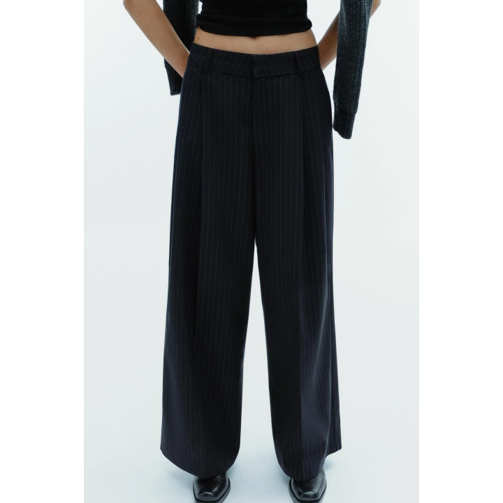 БРЮКИ В ТОНКУЮ ПОЛОСКУ С ЗАЩИПАМИ И КЛАПАНАМИ