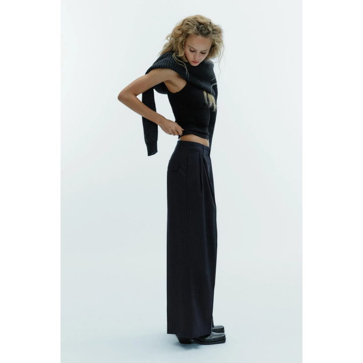 БРЮКИ В ТОНКУЮ ПОЛОСКУ С ЗАЩИПАМИ И КЛАПАНАМИ