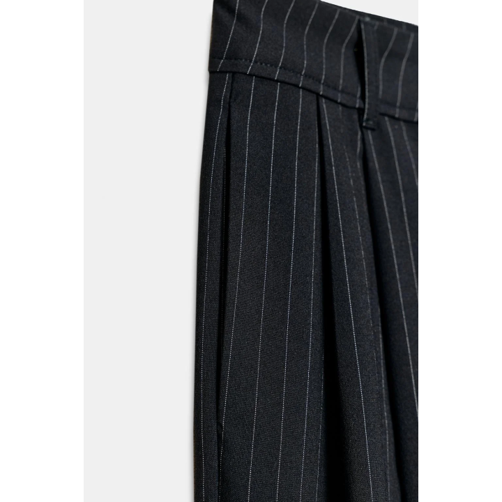 БРЮКИ В ТОНКУЮ ПОЛОСКУ С ЗАЩИПАМИ И КЛАПАНАМИ