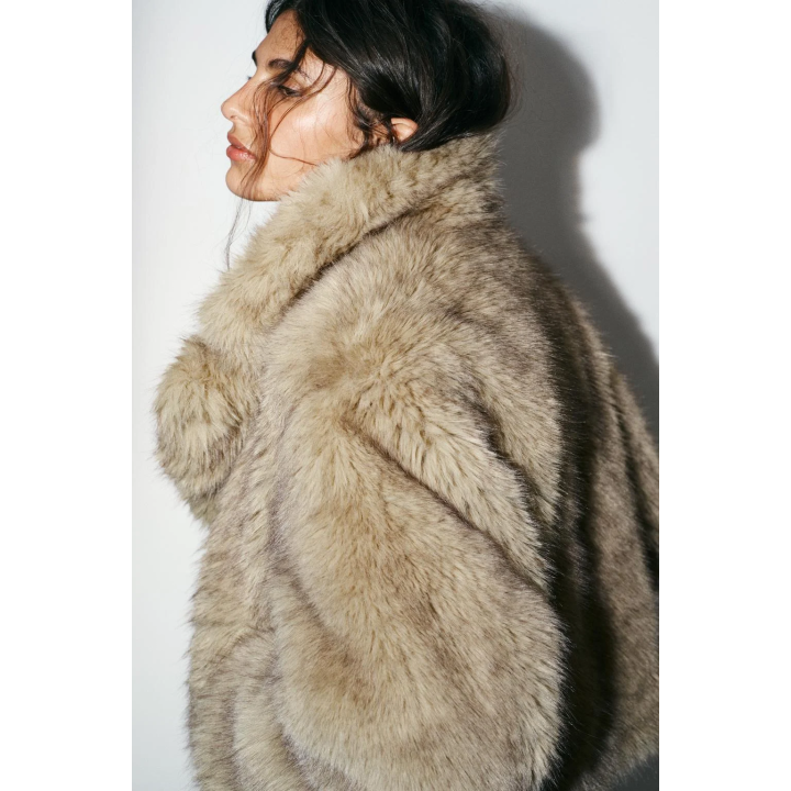 КОРОТКОЕ ПАЛЬТО ИЗ ИСКУССТВЕННОГО МЕХА