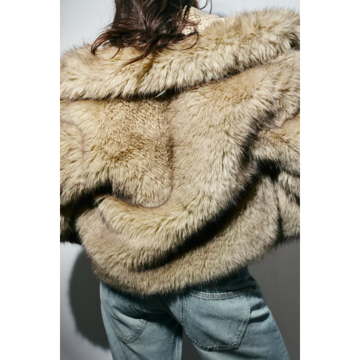 КОРОТКОЕ ПАЛЬТО ИЗ ИСКУССТВЕННОГО МЕХА