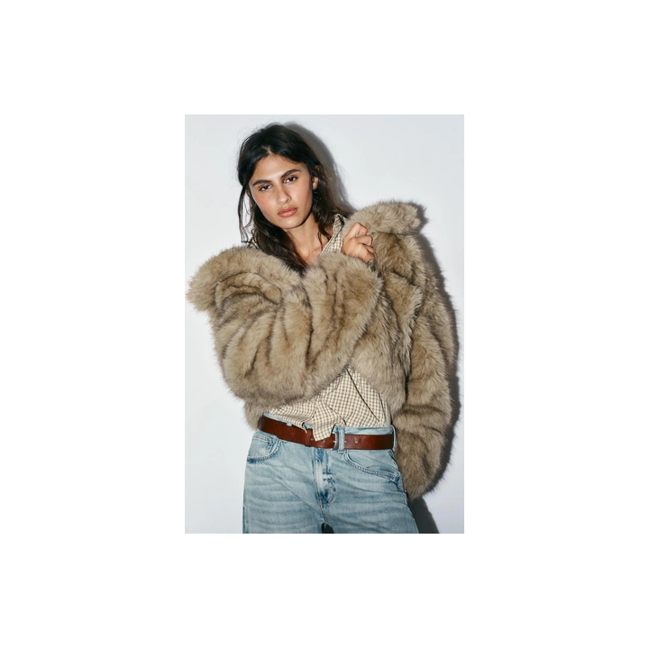 КОРОТКОЕ ПАЛЬТО ИЗ ИСКУССТВЕННОГО МЕХА