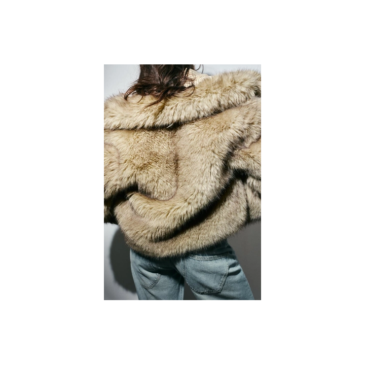 КОРОТКОЕ ПАЛЬТО ИЗ ИСКУССТВЕННОГО МЕХА