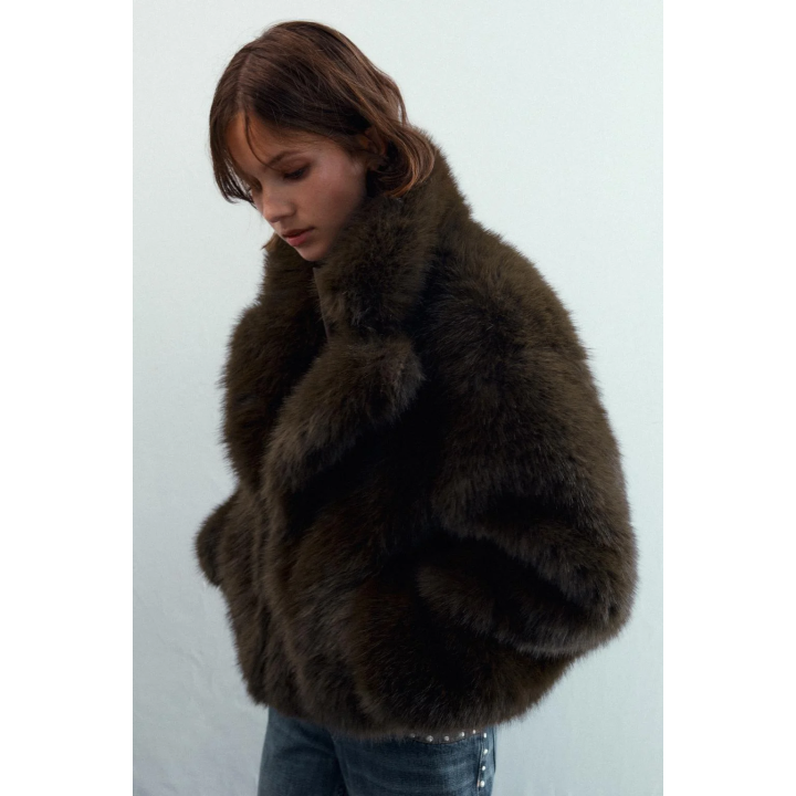 КОРОТКОЕ ПАЛЬТО ИЗ ИСКУССТВЕННОГО МЕХА