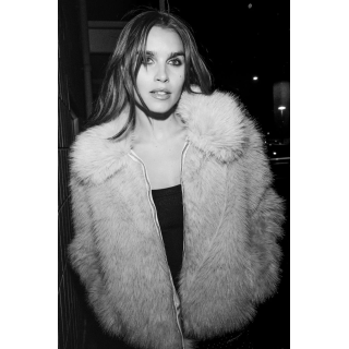 Короткое пальто из искусственного меха с молнией