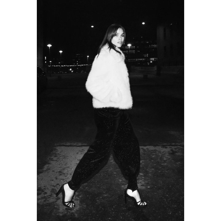 Короткое пальто из искусственного меха с молнией