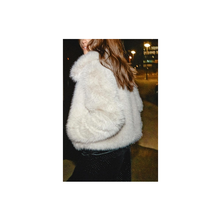 Короткое пальто из искусственного меха с молнией