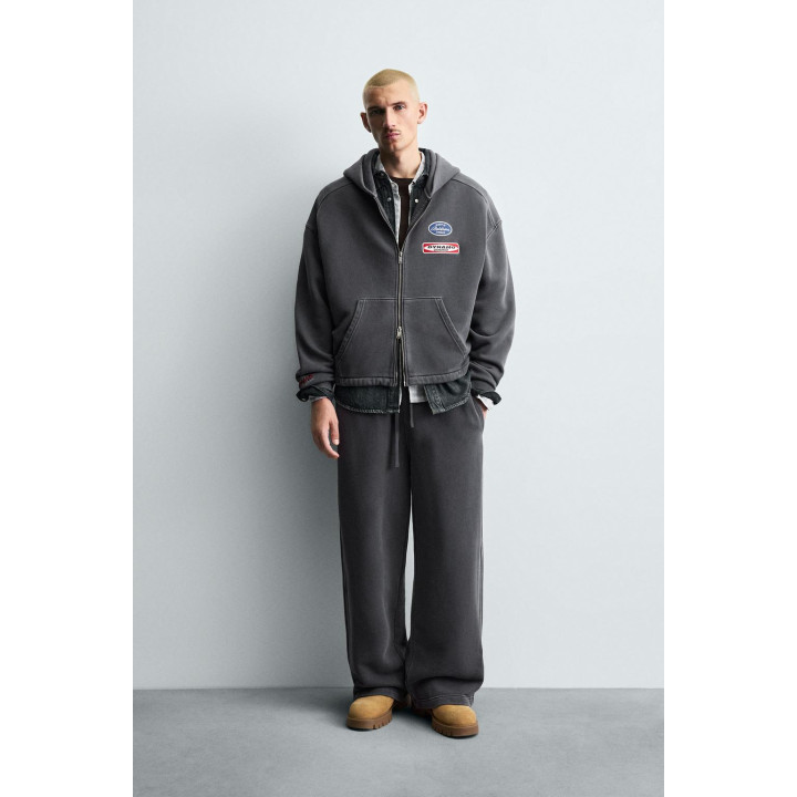 ХУДИ ИЗ ТКАНИ С ЭФФЕКТОМ ПОТЕРТОСТИ С НАШИВКАМИ