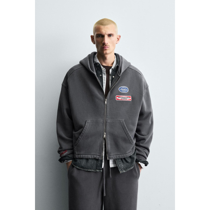 ХУДИ ИЗ ТКАНИ С ЭФФЕКТОМ ПОТЕРТОСТИ С НАШИВКАМИ