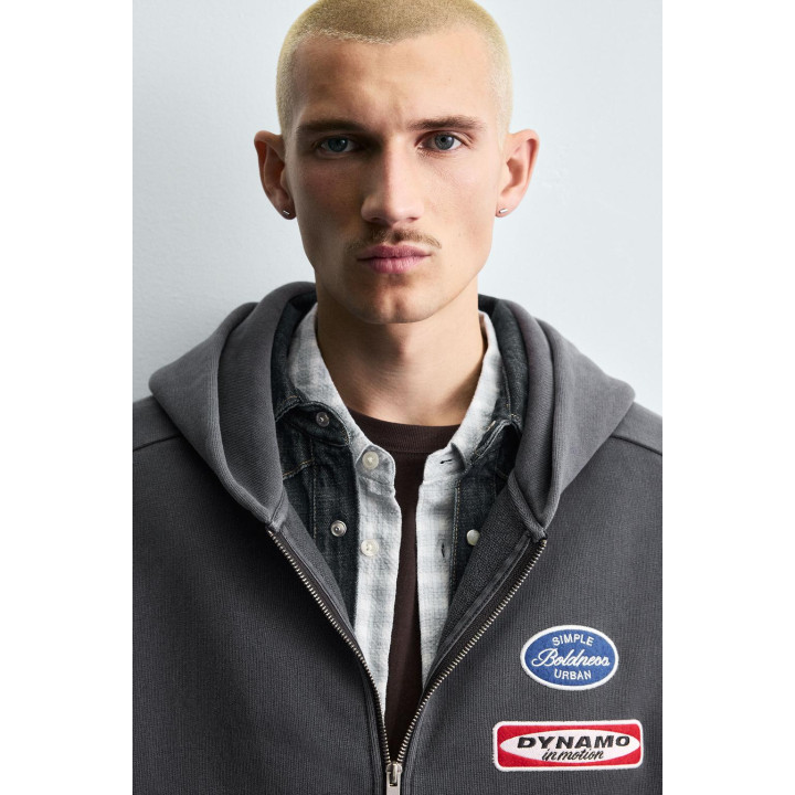 ХУДИ ИЗ ТКАНИ С ЭФФЕКТОМ ПОТЕРТОСТИ С НАШИВКАМИ