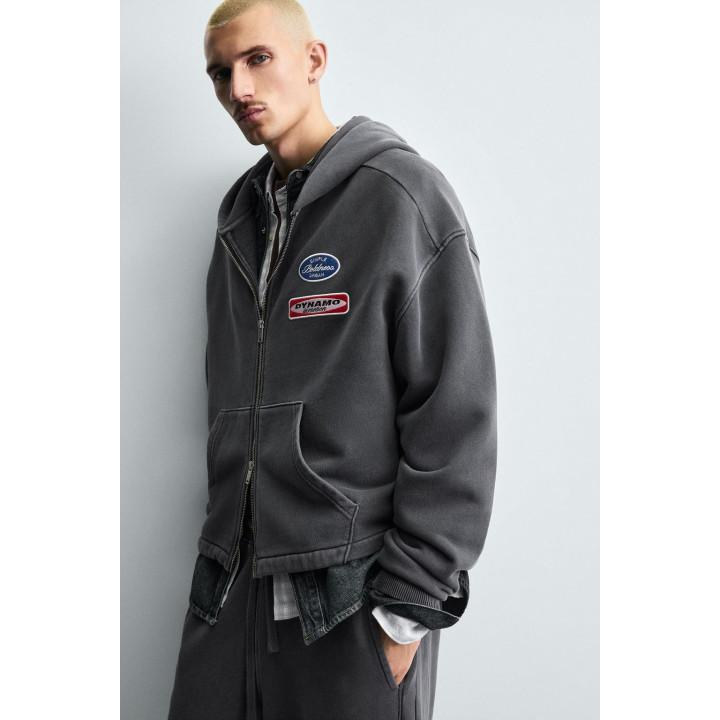 ХУДИ ИЗ ТКАНИ С ЭФФЕКТОМ ПОТЕРТОСТИ С НАШИВКАМИ