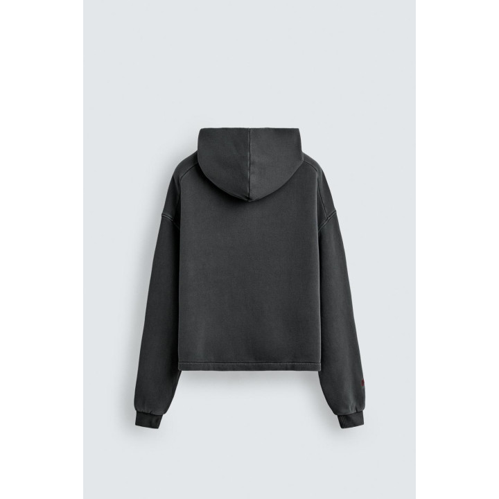 ХУДИ ИЗ ТКАНИ С ЭФФЕКТОМ ПОТЕРТОСТИ С НАШИВКАМИ