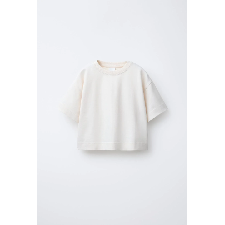 Простая футболка из плотного хлопка