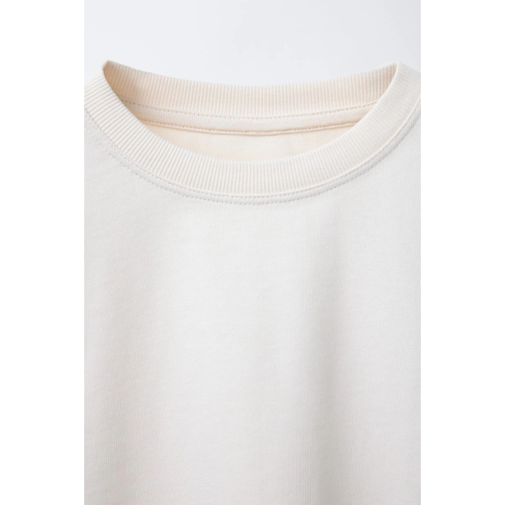 Простая футболка из плотного хлопка