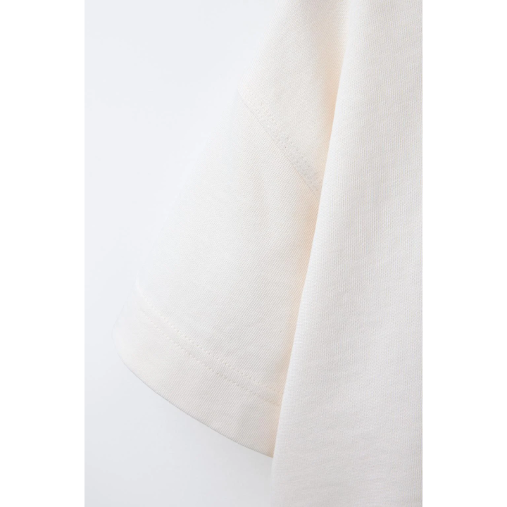 Простая футболка из плотного хлопка