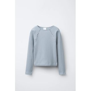 ФУТБОЛКА В РУБЧИК С ПУГОВИЦАМИ И ВЫРЕЗОМ