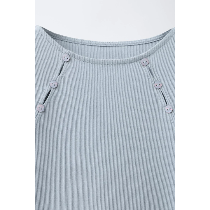 ФУТБОЛКА В РУБЧИК С ПУГОВИЦАМИ И ВЫРЕЗОМ