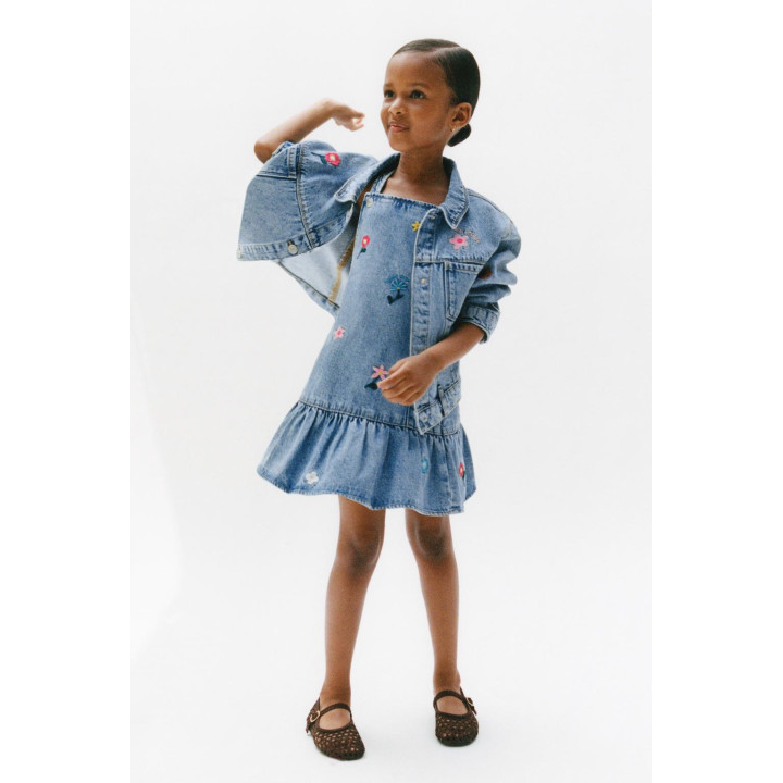 Джинсовый сарафан с вишневым цветочным вышивками