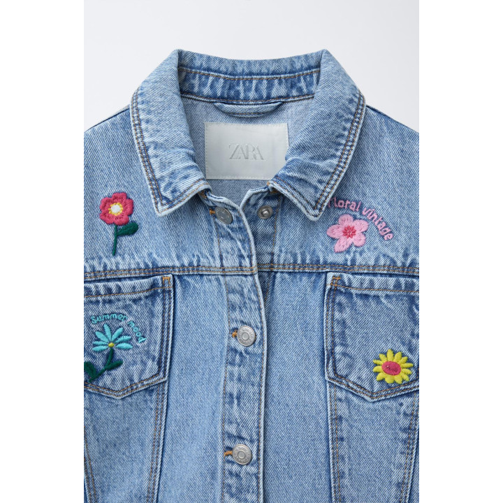 Джинсовая куртка с вышитыми цветами