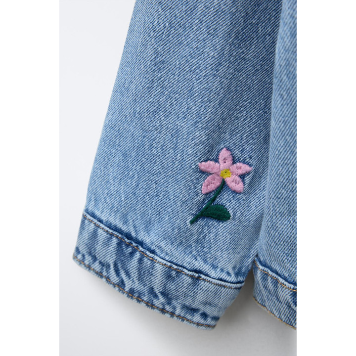 Джинсовая куртка с вышитыми цветами