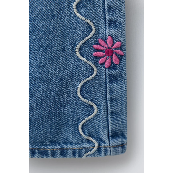 ДЖИНСОВЫЙ КОМБИНЕЗОН С ВЫШИВКОЙ «ВОЛНА» И ЦВЕТАМИ
