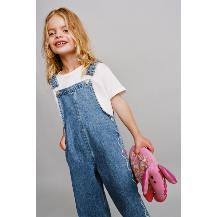 ДЖИНСОВЫЙ КОМБИНЕЗОН С ВЫШИВКОЙ «ВОЛНА» И ЦВЕТАМИ