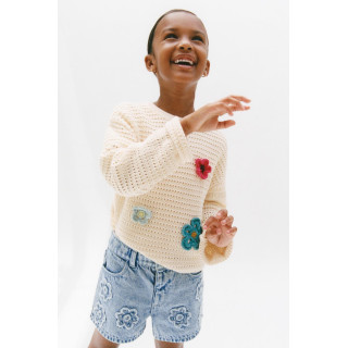 Джинсовые бермуды с цветочным аппликациями