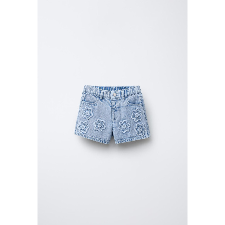 Джинсовые бермуды с цветочным аппликациями